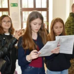 Wystawa, kinowy wieczór wspomnień, pamiątki z kina Ina, bieg z forsycją w tle