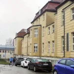 Każdy może zasiąść przy półtonowym książęcym stole łowieckim na placu przy muzeum
