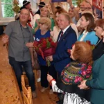 Ciężarówka wjechała w drzewo i płot