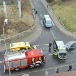 Zdemolowane auto zajmuje miejsce na parkingu przy ul. Barnima. Strażnicy interweniują