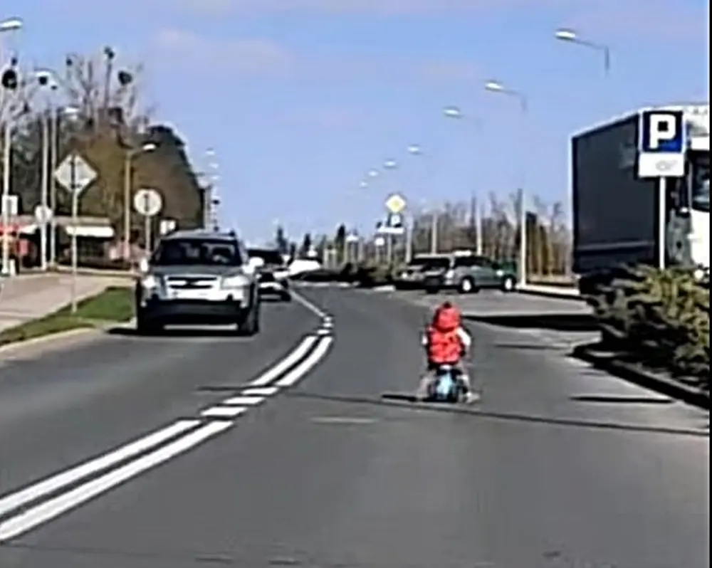 Mały chłopiec na rowerku środkiem ulicy. Interweniuje policja w Stargardzie