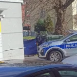 W Kunowie auto uderzyło w drzewo
