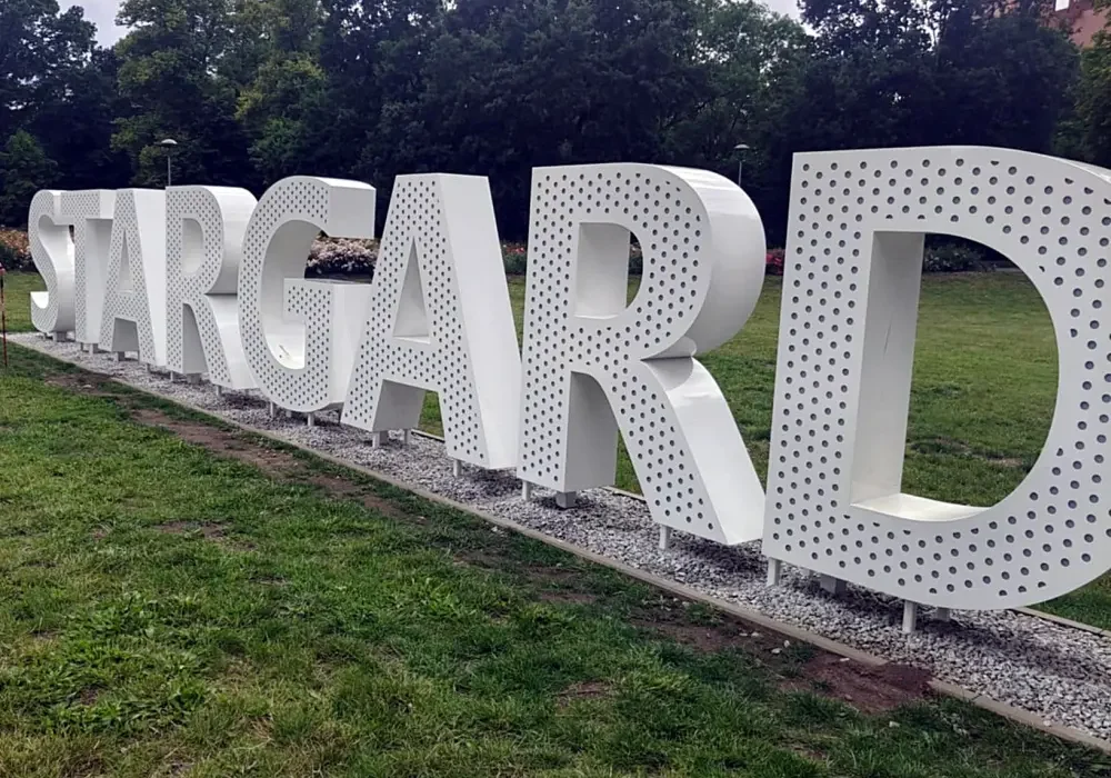 Stargard napis w parku.